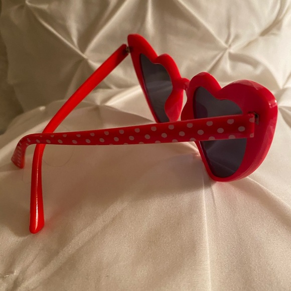 NEW RED AND WHITE POLKA DOT HEART SUNGLASSES - Picture 2 of 2